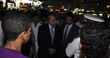 بالصور.. مدير أمن القاهرة يقود حملة لتسيير المرور بشارع عباس العقاد