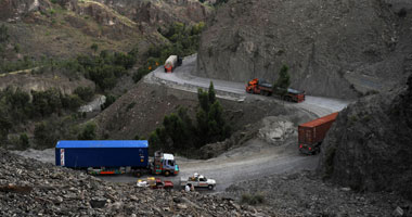 عبور أولى شاحنات الناتو عبر الطرق البرية الباكستانية المؤدية إلى أفغانستان