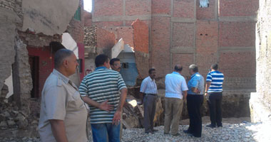 نجاة 5 عائلات من الموت بعد انهيار وتصدع حوائط منزليهما بمدينة بنى سويف