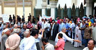 خريجو الشريعة والقانون يعاودون التظاهر أمام قصر العروبة