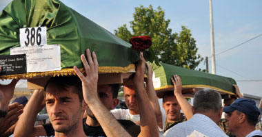 دفن رفات 9 من ضحايا سربرنيتسا في البوسنة.. فيديو