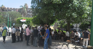 بالصور.. بدء توافد المتظاهرين للاعتصام أمام مبنى محافظة أسيوط