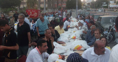 ثوار المنصورة يغلقون الطرق لميدان الثورة استعداداً للإفطار الجماعى