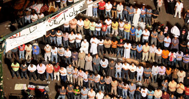 متظاهرو التحرير يصلون الجنازة على قتيل "تمرد" بأحداث كوبرى أكتوبر