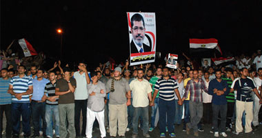 أنصار المعزول يعودون لاعتصام رابعة بعد وقفة أمام المخابرات الحربية