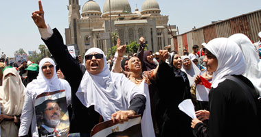  مشادات بين السائقين وأنصار "المعزول" لقطعهم الطريق أمام مسجد النور