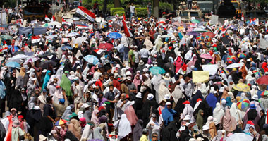 مسيرة عمرو بن العاص المؤيدة للمعزول تصل ميدان النهضة