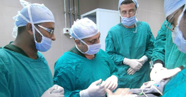فريق طبى بالقاهرة يجرى 12 عملية استئصال أورام بالمجان لسيدات بأسوان