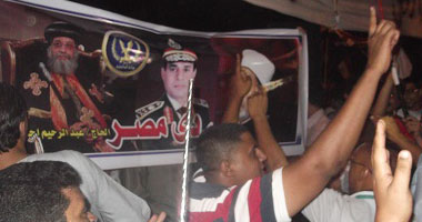 متظاهرو قنا يرفعون لافتات تحمل صور السيسى والطيب وتواضروس