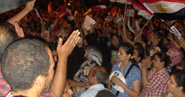 أمين الدشناوى يشعل حماس متظاهرى قنا بأنشودة "صباح الخير يا مصر" 