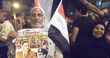 كبار السن يحملون صور عبد الناصر والسيسى بتظاهرة تفويض الجيش ببنى سويف