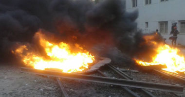 عناصر إرهابية تشعل النيران فى إطار كاوتشوك على السكة الحديد بأسوان