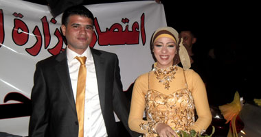 عروسان يحتفلان بزفافهما وسط فرحة الشارع بإسقاط مرسى