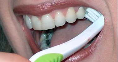 باحثون يحذرون: فرشاة أسنانك قد تنقل البراز إلى فمك