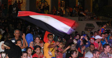 سائق تاكسى: نزعت صورة السيسى لعدم الاصطدام بالإخوان واستبدلتها بعلم مصر