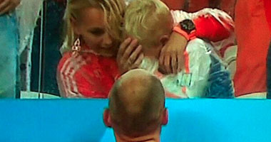 بالفيديو.. آريين روبن يواسى نجله بعد الفشل فى الصعود للنهائى