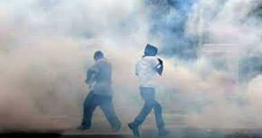 الشرطة تطلق الغاز المسيل للدموع على متظاهرين أمام مركز شرطة المحلة