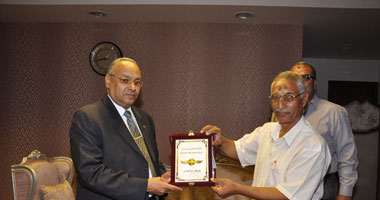 محافظ بنى سويف يتسلم درع الكشافة الجوية المصرية