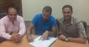 إسلام صيام يوقع لمصر المقاصة رسمياً 