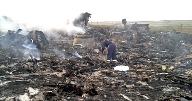 خبراء الطب الشرعى يجمعون الحامض النووى للتعرف على ضحايا الطائرة الماليزية