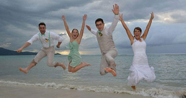 فى صورة زفاف مضحكة.. صديق العريس يطيح بوجه وصيفة العروس