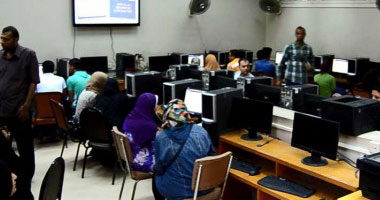 بالفيديو.. شاهد موظفو التنسيق يشرحون لطلاب الثانوية خطوات تسجيل الرغبات بـ"عين شمس"