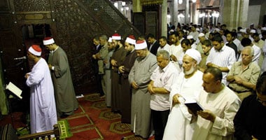 هل يكتفى المأموم بسماع قراءة الإمام بالصلاة الجهرية؟.. تعرف على رد الأزهر