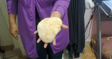 قارئ يشكو من نقص وزن برغيف الخبز المدعم بالقومية العربية فى إمبابة