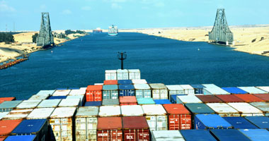 عبور 44 سفينة قناة السويس اليوم بحمولة 2,4 مليون طن