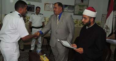 مدير أمن مطروح يكرم حفظة القرآن الكريم من أفراد الشرطة