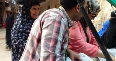 بالصور.. مبادرة الدنيا بخير تساعد الفقراء والمحتاجين فى جميع المناطق