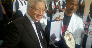 مرتضى منصور يُهدى درع الزمالك لرئيس مازيمبى