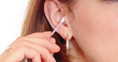 استخدام عيدان القطن لتنظيف الأذن من العادات السيئة المسببة لضعف السمع