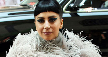 بالصور.. ليدى جاجا بفستان من الريش واللؤلؤ فى نيويورك