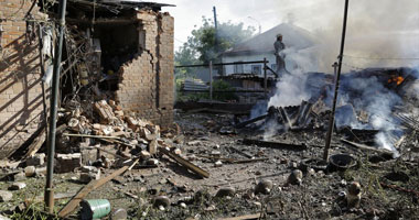 قصف يدمر منازل بدونيتسك التى يسيطر عليها المتمردون بأوكرانيا