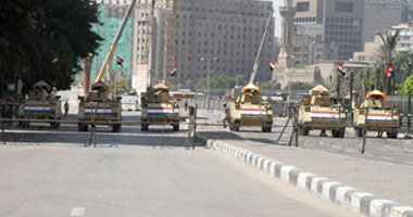 المواطنون يتوافدون على ميدان التحرير للاحتفال بالعيد وسط تشديدات أمنية تحسبًا لأعمال عنف.. شباب وفتيات ينظمون ماراثون لسباق الدراجات أعلى كوبرى قصر النيل.. وجولة لنائب مدير أمن القاهرة بطلعت حرب