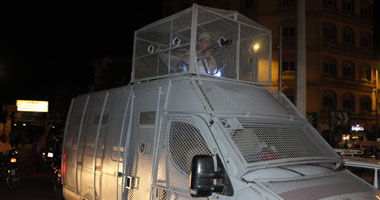 مدرعات الأمن المركزى تتوجه لفض تظاهر الإخوان بـ"محمد فريد"