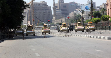 الجيش ينشر آلياته العسكرية على مداخل التحرير ويسمح بمرور السيارات