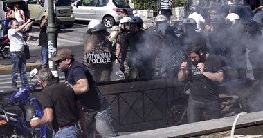 تجدد الاشتباكات بين شرطة اليونان والمهاجرين المحتجين على بطء الإجراءات باليونان