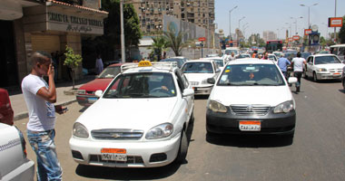 الإعلان عن تطبيق جديد لطلب السيارات الأجرة رغم اعتراضات "التاكسى الأبيض"