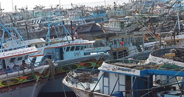 "خفر السواحل اليمنية" توقف 3 قوارب صيد مصرية على متنها 52 بحارًا