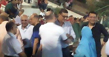 محمود طاهر يشارك لاعبى الأهلى والجماهير الاحتفال بالدورى