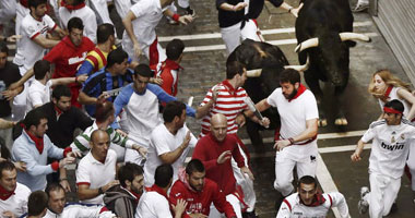 نطح وإصابات مع بدء مهرجان الثيران فى مدينة بامبلونا الإسبانية