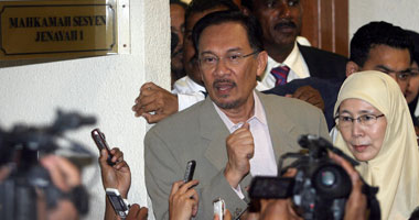 الزعيم الماليزى أنور إبراهيم يمنح تأييده الكامل لمهاتير محمد