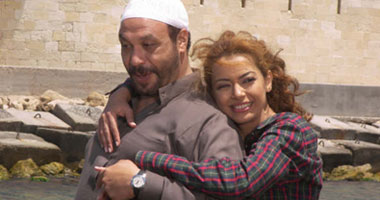 خالد صالح رقص على السلم فى "تاجر السعادة"