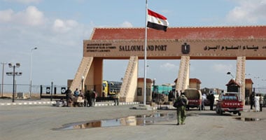 سفر وعودة 1040 مصريا وليبيا و 255 شاحنة عبر منفذ السلوم خلال 24 ساعة