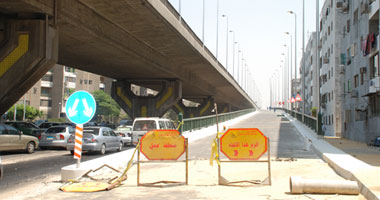 رجال المرور يضعون حواجز مرورية أعلى كوبرى أكتوبر من مدينة نصر