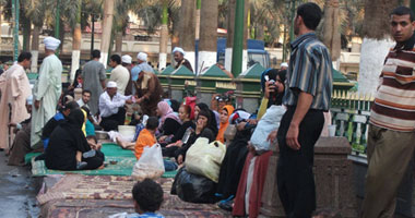 بالصور.. بركة رمضان تحتضن الفقراء والأغنياء فى الحسين.. رجال و نساء ينتظرون مدفع الافطار على الأرض.. و آخرون بالكافيتريات