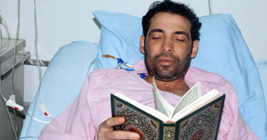بالصور.. سعد الصغير يقرأ القرآن على سرير المرض