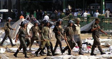 بالفيديو ... الجيش والشرطة يفضان اعتصام التحرير .. القبض على 82 من المعتصمين .. والسيارات تظهر فى الميدان لأول مرة منذ 30 يوماً .. وأصحاب المحال يرددون الأناشيد الوطنية ابتهاجاً بإخلاء الميدان